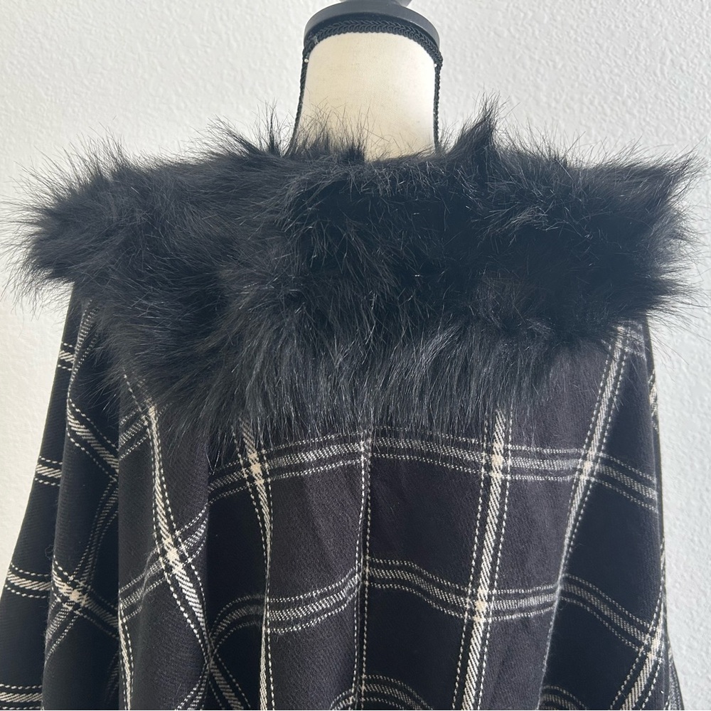 NEW J.CREW Cape With Black Faux Fur Collar Plaid Black/White ONE SIZE - Picture 5 of 11